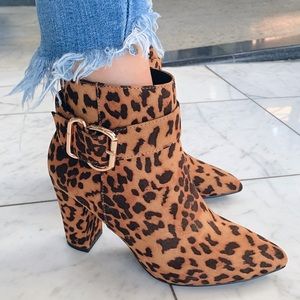 The shopper Leopard 🐆 bootie buckle heels